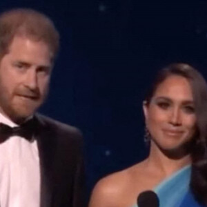 Le prince Harry et Meghan Markle rendent hommage au peuple ukrainien lors de la cérémonie des NAACP Image Awards à Los Angeles. Le 27 février 2022.