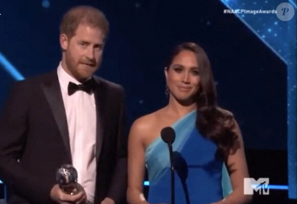 Le prince Harry et Meghan Markle rendent hommage au peuple ukrainien lors de la cérémonie des NAACP Image Awards à Los Angeles. Le 27 février 2022.