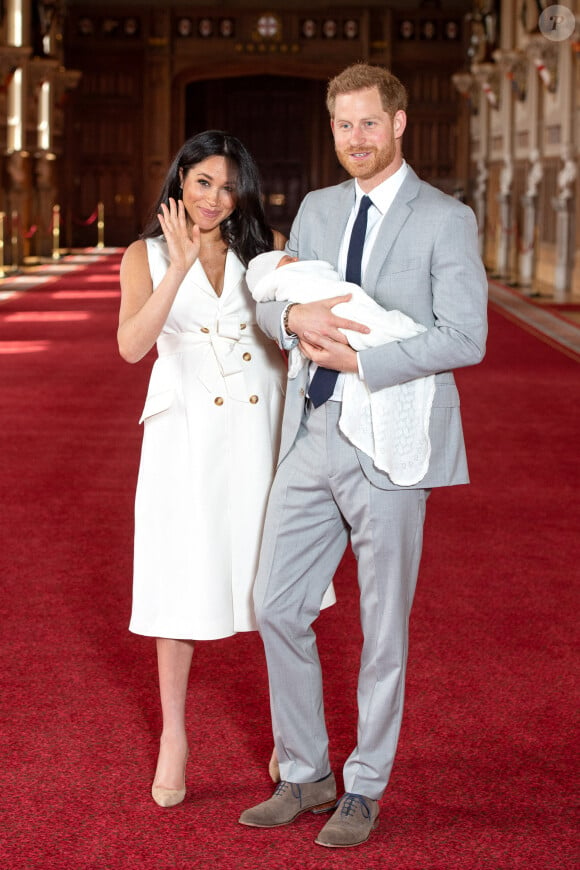 Le prince Harry et Meghan Markle présentent leur fils Archie Harrison Mountbatten-Windsor dans le hall St George au château de Windsor. Le 8 mai 2019.