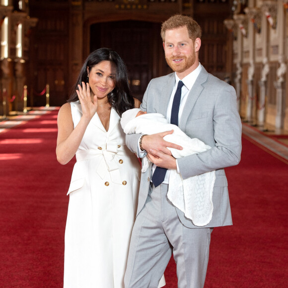 Le prince Harry et Meghan Markle présentent leur fils Archie Harrison Mountbatten-Windsor dans le hall St George au château de Windsor. Le 8 mai 2019.