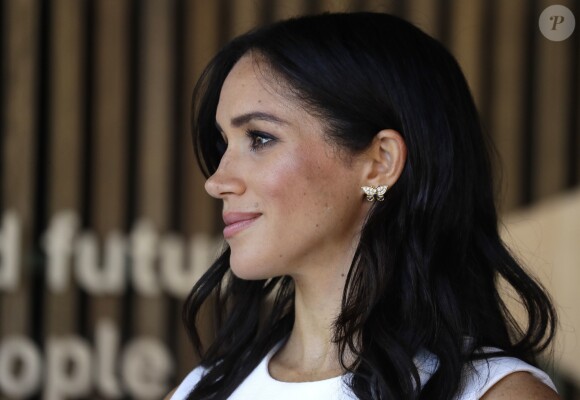 Meghan Markle portant les boucles d'oreilles papillons de Lady Diana lors de son voyage à Sydney, le 16 octobre 2018.