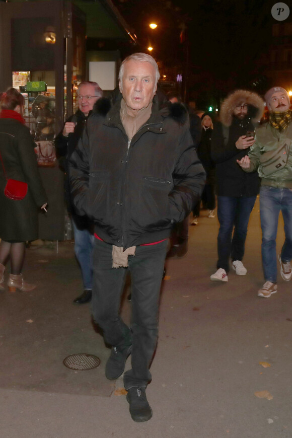 Yves Rénier arrive à la soirée "Johnny Hallyday, Un soir à l'Olympia" à Paris, le 1er décembre 2019.