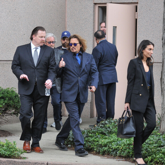 Johnny Depp et ses avocats sortent de leur hôtel à McLean, Virginie, Etats-Unis, le 13 avril 2022, pour se rendre au tribunal pour le troisième jour du procès en diffamation. Johnny Depp en profite pour saluer ses fans avant de monter dans sa voiture. 