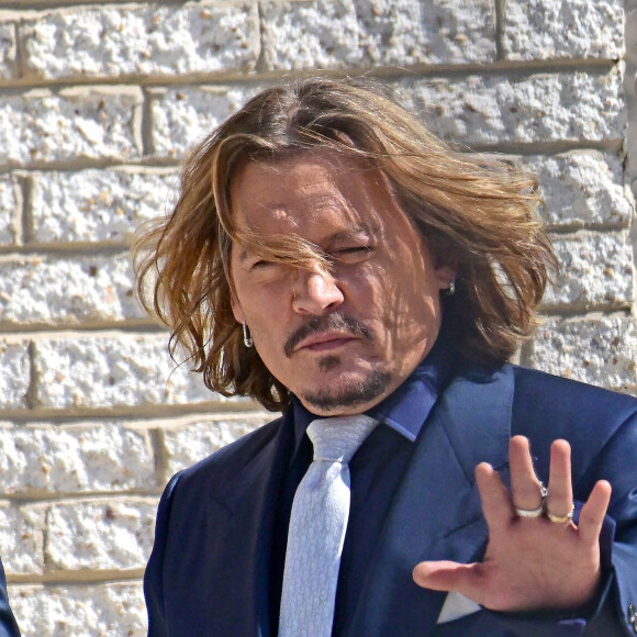 Johnny Depp et Amber Heard à la sortie du tribunal à Fairfax le 12 avril 2022. Johnny Depp poursuit en diffamation son ex-épouse, Amber Heard, qui l'a accusé de violences conjugales. 