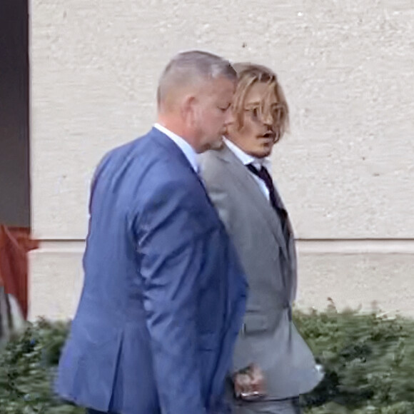 Johnny Depp et Amber Heard sortent du tribunal après le premier jour de leur procès en diffamation à Fairfax le 11 avril 2022. 