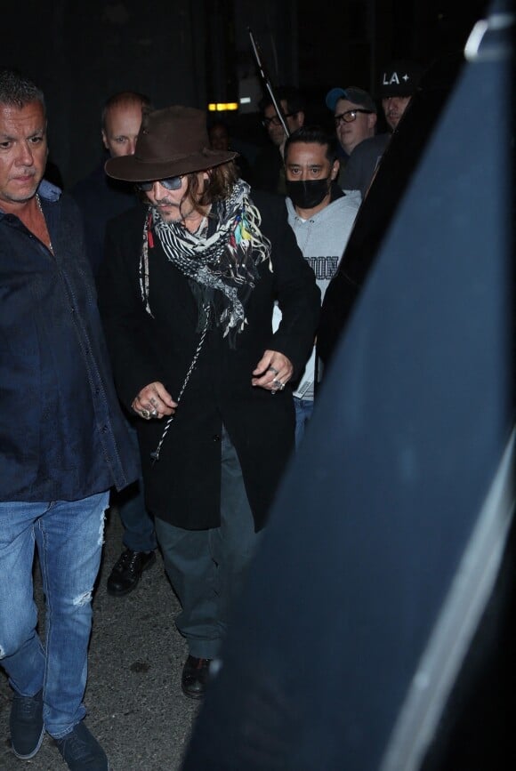 Johnny Depp signe des autographes en sortant d'un concert au Troubadour à West Hollywood le 20 mars 2022 