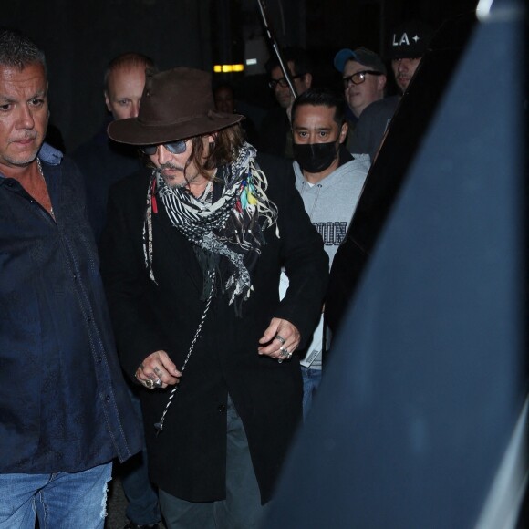 Johnny Depp signe des autographes en sortant d'un concert au Troubadour à West Hollywood le 20 mars 2022 