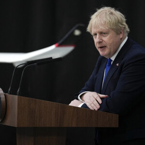 Le Premier ministre britannique Boris Johnson prononce un discours devant les membres des forces armées et de l'Agence maritime et des garde-côtes à l'aéroport de Lydd, le 14 avril 2022.