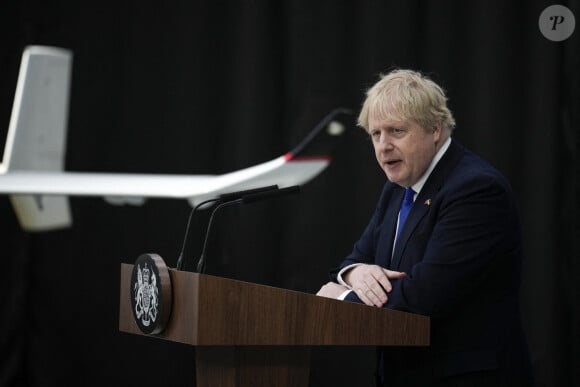 Le Premier ministre britannique Boris Johnson prononce un discours devant les membres des forces armées et de l'Agence maritime et des garde-côtes à l'aéroport de Lydd, le 14 avril 2022.