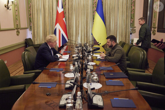 Le président ukrainien Volodymyr Zelensky reçoit le Premier ministre britannique Boris Johnson à Kiev, le 9 avril 2022.