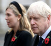 Le premier ministre Boris Johnson et sa compagne Carrie Symonds rencontrent le vétéran de l'armée Ian Aitchison, 96 ans, à l'issue de la cérémonie du souvenir au cénotaphe, à Whitehall, Londres