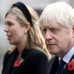 Le premier ministre Boris Johnson et sa compagne Carrie Symonds rencontrent le vétéran de l'armée Ian Aitchison, 96 ans, à l'issue de la cérémonie du souvenir au cénotaphe, à Whitehall, Londres