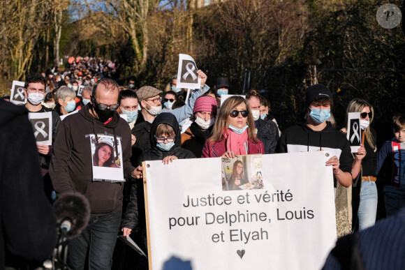 La famille de Delphine Jubillar à Cagnac-les-Mines durant un hommage à la jeune femme, un an après sa disparition en décembre 2021
