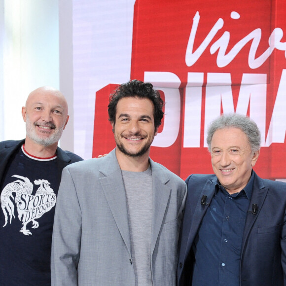 Exclusif - Emmanuel Chaunu, Frank Leboeuf, Amir Haddad, Michel Drucker et Nazim Khaled - Enregistrement de l'émission Vivement dimanche au studio Gabriel, présentée par Michel Drucker et diffusée le 17 avril 2022 sur France 2. © Guillaume Gaffiot / Bestimage