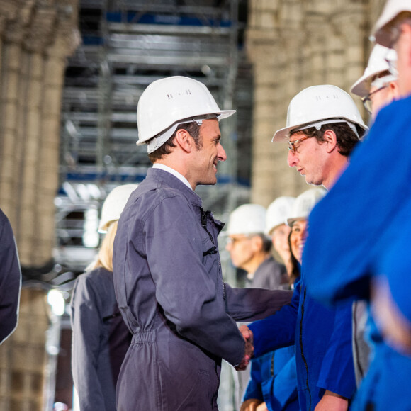 Emmanuel Macron, président de la Republique - Le président de la République française et candidat du parti centriste La République en marche (LREM) à la réélection et sa femme la Première Dame visitent le chantier de la Cathédrale de Notre-Dame de Paris, France, le 15 avril 2022. © Romain Gaillard/Pool/Bestimage 