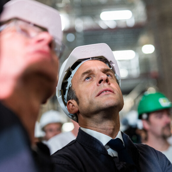 Emmanuel Macron, président de la Republique - Le président de la République française et candidat du parti centriste La République en marche (LREM) à la réélection et sa femme la Première Dame visitent le chantier de la Cathédrale de Notre-Dame de Paris, France, le 15 avril 2022. © Romain Gaillard/Pool/Bestimage 