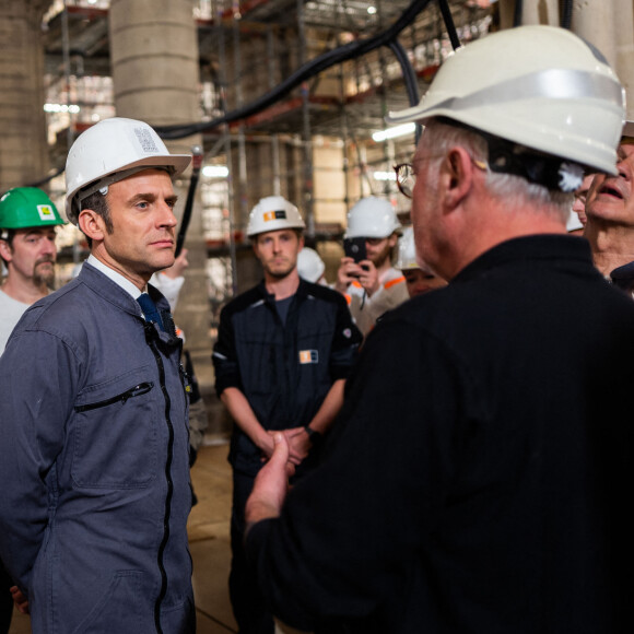 Emmanuel Macron, président de la Republique - Le président de la République française et candidat du parti centriste La République en marche (LREM) à la réélection et sa femme la Première Dame visitent le chantier de la Cathédrale de Notre-Dame de Paris, France, le 15 avril 2022. © Romain Gaillard/Pool/Bestimage 