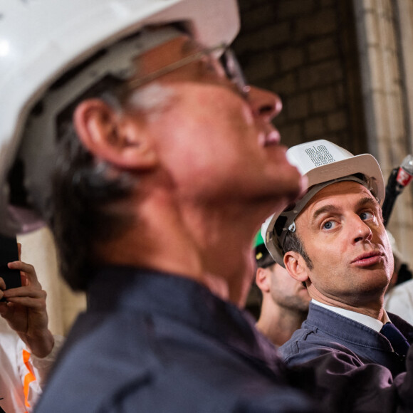 Emmanuel Macron, président de la Republique - Le président de la République française et candidat du parti centriste La République en marche (LREM) à la réélection et sa femme la Première Dame visitent le chantier de la Cathédrale de Notre-Dame de Paris, France, le 15 avril 2022. © Romain Gaillard/Pool/Bestimage 