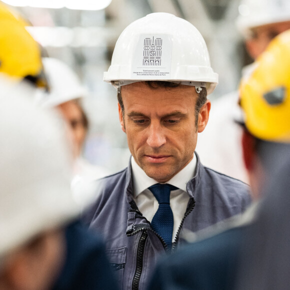 Emmanuel Macron, président de la Republique - Le président de la République française et candidat du parti centriste La République en marche (LREM) à la réélection et sa femme la Première Dame visitent le chantier de la Cathédrale de Notre-Dame de Paris, France, le 15 avril 2022. © Romain Gaillard/Pool/Bestimage 