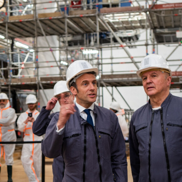 Emmanuel Macron, président de la Republique et le général Jean Louis Georgelin, président de l'établissement public charge de la restauration et de la conservation de Notre Dame - Le président de la République française et candidat du parti centriste La République en marche (LREM) à la réélection et sa femme la Première Dame visitent le chantier de la Cathédrale de Notre-Dame de Paris, France, le 15 avril 2022. © Romain Gaillard/Pool/Bestimage 