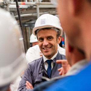 Emmanuel Macron, président de la Republique - Le président de la République française et candidat du parti centriste La République en marche (LREM) à la réélection et sa femme la Première Dame visitent le chantier de la Cathédrale de Notre-Dame de Paris, France, le 15 avril 2022. © Romain Gaillard/Pool/Bestimage 
