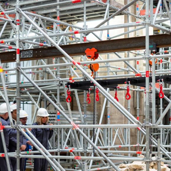 Emmanuel Macron, président de la Republique et son epouse Brigitte Macron, Première Dame - Le président de la République française et candidat du parti centriste La République en marche (LREM) à la réélection et sa femme la Première Dame visitent le chantier de la Cathédrale de Notre-Dame de Paris, France, le 15 avril 2022. © Romain Gaillard/Pool/Bestimage 