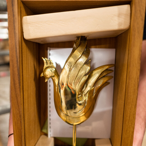 Sculpture d'un coq - Le président de la République française et candidat du parti centriste La République en marche (LREM) à la réélection et sa femme la Première Dame visitent le chantier de la Cathédrale de Notre-Dame de Paris, France, le 15 avril 2022. © Romain Gaillard/Pool/Bestimage 