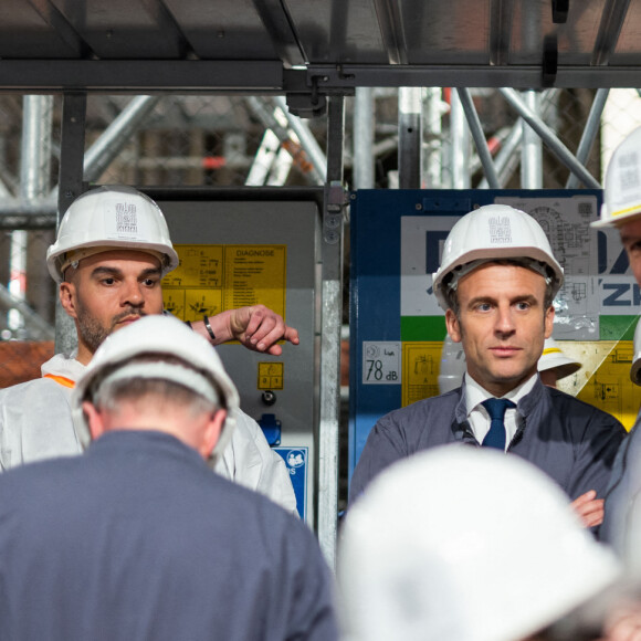 Emmanuel Macron, président de la Republique et le général Jean Louis Georgelin, président de l'établissement public charge de la restauration et de la conservation de Notre Dame - Le président de la République française et candidat du parti centriste La République en marche (LREM) à la réélection et sa femme la Première Dame visitent le chantier de la Cathédrale de Notre-Dame de Paris, France, le 15 avril 2022. © Romain Gaillard/Pool/Bestimage 