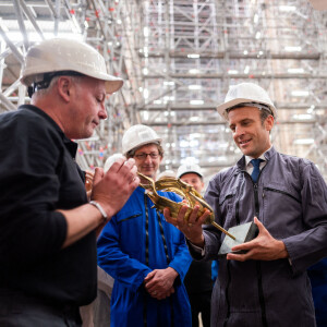 Emmanuel Macron, président de la Republique avec une sculpture - Le président de la République française et candidat du parti centriste La République en marche (LREM) à la réélection et sa femme la Première Dame visitent le chantier de la Cathédrale de Notre-Dame de Paris, France, le 15 avril 2022. © Romain Gaillard/Pool/Bestimage 
