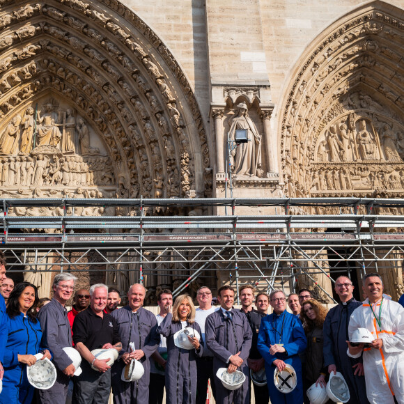 Le général Jean Louis Georgelin, président de l'établissement public charge de la restauration et de la conservation de Notre Dame, Brigitte Macron, Première Dame et Emmanuel Macron, président de la Republique lors d'une photo de groupe - Le président de la République française et candidat du parti centriste La République en marche (LREM) à la réélection et sa femme la Première Dame visitent le chantier de la Cathédrale de Notre-Dame de Paris, France, le 15 avril 2022. © Romain Gaillard/Pool/Bestimage 