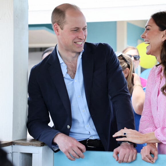 Le prince William, duc de Cambridge, et Catherine (Kate) Middleton, duchesse de Cambridge, visitent "Fish Fry" à Abaco, un lieu de rassemblement culinaire traditionnel des Bahamas qui se trouve sur toutes les îles des Bahamas, le huitième jour de leur tournée dans les Caraïbes au nom de la reine pour marquer son jubilé de platine. Abaco, le 26 mars 2022. 