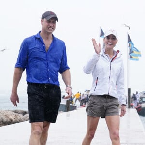 Le prince William, duc de Cambridge, et Catherine (Kate) Middleton, duchesse de Cambridge, assistent à bord d'un bateau de la Bahamas Platinum Jubilee Sailing Regatta à Montagu Bay, l'une des premières régates de voile aux Bahamas depuis le début de la pandémie, le septième jour de leur tournée dans les Caraïbes au nom de la reine pour marquer son jubilé de platine. Nassau, le 25 mars 2022. 