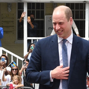 Le prince William, duc de Cambridge rencontre des travailleurs qui ont été en première ligne pendant la pandémie de Covid-19, au Garden of Remembrance, à Nassau, aux Bahamas, le 25 mars 2022. 