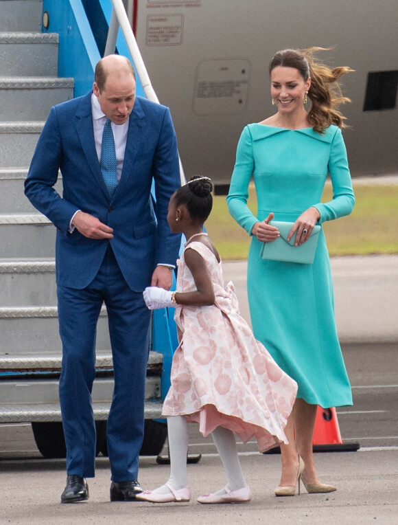 Le prince William, duc de Cambridge, et Catherine (Kate) Middleton, duchesse de Cambridge, arrivent à l'aéroport Lynden Pindling à Nassau, dans le cadre de leur visite officielle aux Bahamas pour marquer le jubilé de platine de la reine. Le 24 mars 2022. 
