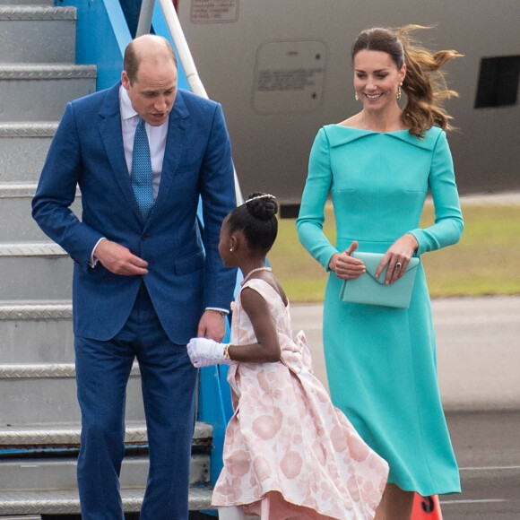 Le prince William, duc de Cambridge, et Catherine (Kate) Middleton, duchesse de Cambridge, arrivent à l'aéroport Lynden Pindling à Nassau, dans le cadre de leur visite officielle aux Bahamas pour marquer le jubilé de platine de la reine. Le 24 mars 2022. 