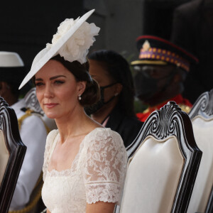 Le prince William, duc de Cambridge, et Catherine (Kate) Middleton, duchesse de Cambridge, assistent à la parade des officiers de l'Académie militaire des Caraïbes, à Kingston, le 24 mars 2022. Cette visite marque le jubilé de platine de la reine. 