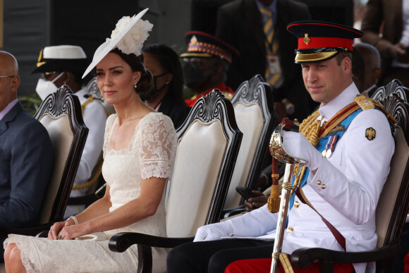 Le prince William, duc de Cambridge, et Catherine (Kate) Middleton, duchesse de Cambridge, assistent à la parade des officiers de l'Académie militaire des Caraïbes, à Kingston, le 24 mars 2022. Cette visite marque le jubilé de platine de la reine. 