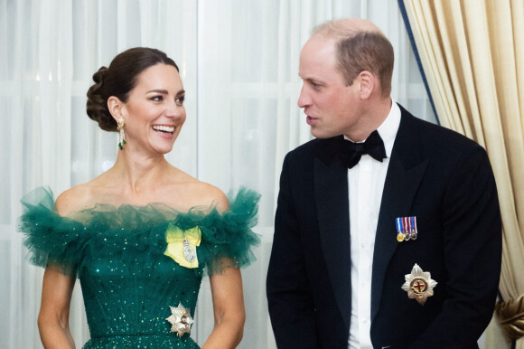 Le prince William, duc de Cambridge et Catherine (Kate) Middleton, duchesse de Cambridge, assistent au dîner du gouverneur général à King's House à Kingston lors de leur voyage officiel en Jamaique, le 23 mars 2022. 