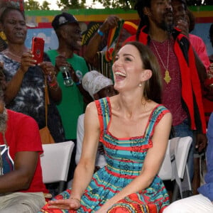 Le prince William, duc de Cambridge, et Catherine (Kate) Middleton, duchesse de Cambridge, vont à la rencontre des habitants lors d'une visite à Trench Town, le berceau du reggae à Kingston, en Jamaïque, au quatrième jour de leur tournée dans les Caraïbes, pour marquer le jubilé de platine de la reine. Kingston, le 22 mars 2022. 