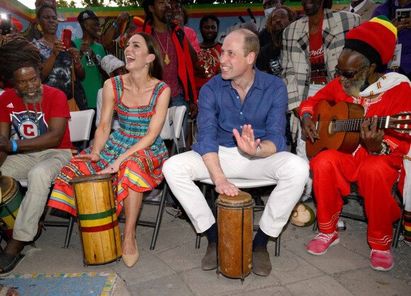 Le prince William, duc de Cambridge, et Catherine (Kate) Middleton, duchesse de Cambridge, vont à la rencontre des habitants lors d'une visite à Trench Town, le berceau du reggae à Kingston, en Jamaïque, au quatrième jour de leur tournée dans les Caraïbes, pour marquer le jubilé de platine de la reine. Kingston, le 22 mars 2022. 