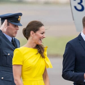 Le prince William, duc de Cambridge, et Catherine (Kate) Middleton, duchesse de Cambridge, sur le tarmac de l'aéroport Norman Manley lors de leur voyage officiel en Jamaique, le 22 mars 2022. 