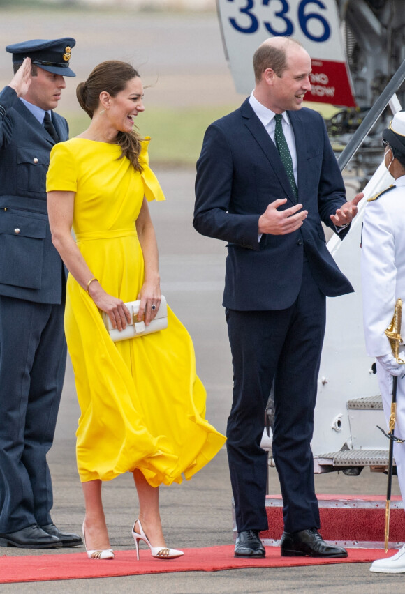 Le prince William, duc de Cambridge, et Catherine (Kate) Middleton, duchesse de Cambridge, sur le tarmac de l'aéroport Norman Manley lors de leur voyage officiel en Jamaique, le 22 mars 2022. 