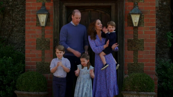 Le prince William, duc de Cambridge, Catherine Kate Middleton, duchesse de Cambridge, et leurs enfants , le prince George, la princesse Charlotte et le prince Louis applaudissent les travailleurs indispensables pendant l'épidémie de coronavirus (COVID-19) le 23 avril 2020. 