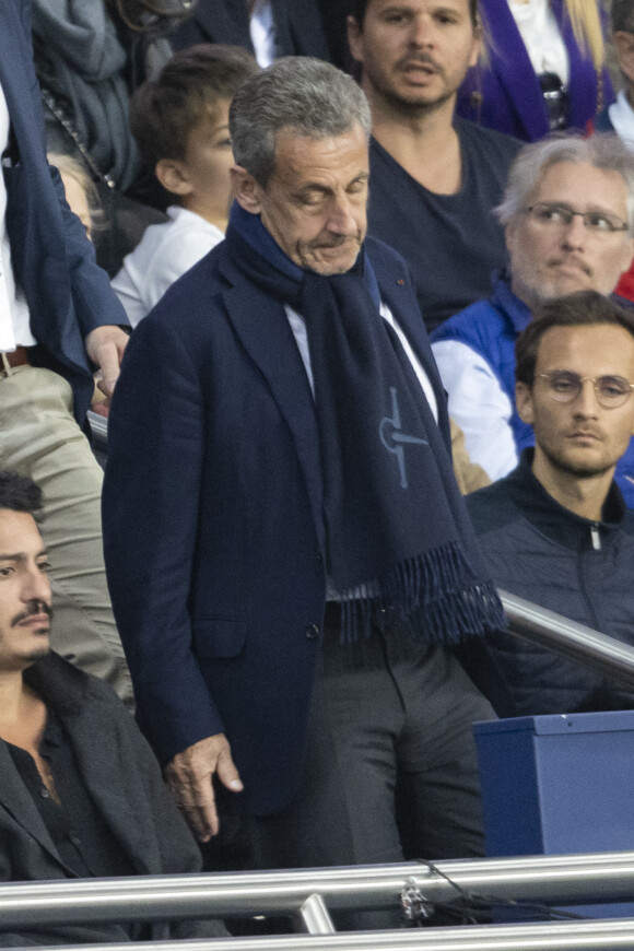 Nicolas Sarkozy dans les tribunes lors du match de Ligue 1 "PSG - OM (2-1)" au Parc des Princes, le 17 avril 2022. © Agence/Bestimage 