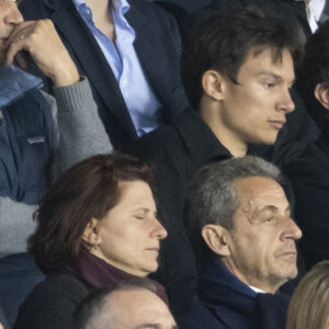 Roxana Maracineanu et Nicolas Sarkozy dans les tribunes lors du match de Ligue 1 "PSG - OM (2-1)" au Parc des Princes, le 17 avril 2022. © Agence/Bestimage 