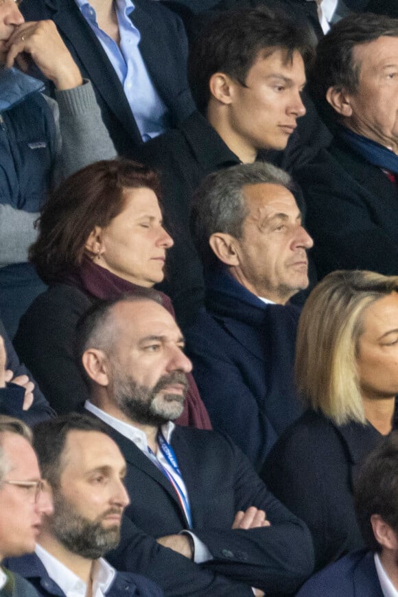 Roxana Maracineanu et Nicolas Sarkozy dans les tribunes lors du match de Ligue 1 "PSG - OM (2-1)" au Parc des Princes, le 17 avril 2022. © Agence/Bestimage 