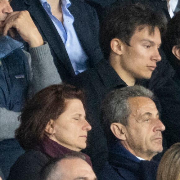 Roxana Maracineanu et Nicolas Sarkozy dans les tribunes lors du match de Ligue 1 "PSG - OM (2-1)" au Parc des Princes, le 17 avril 2022. © Agence/Bestimage 