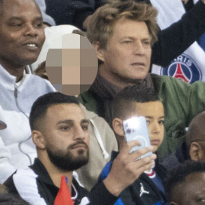 Laurent Delahousse dans les tribunes lors du match de Ligue 1 "PSG - OM (2-1)" au Parc des Princes, le 17 avril 2022. © Agence/Bestimage 