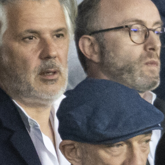 Vincent Cassel et sa femme Tina Kunakey, dans les tribunes lors du match de Ligue 1 "PSG - OM (2-1)" au Parc des Princes, le 17 avril 2022. © Agence/Bestimage 