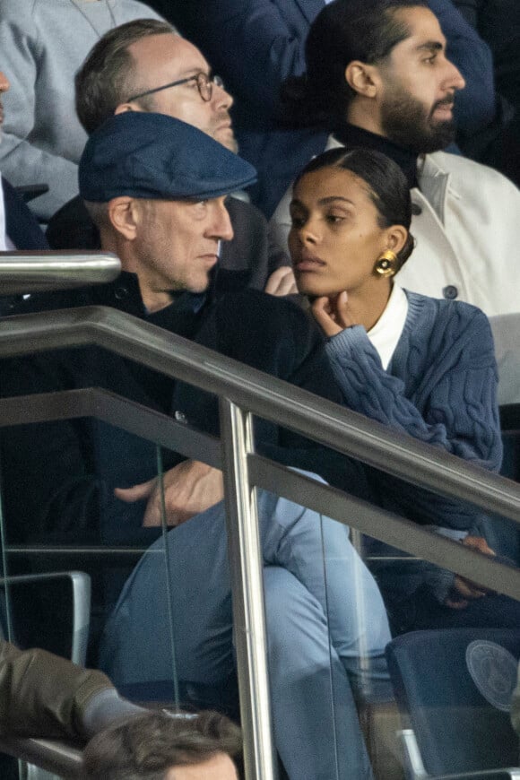 Vincent Cassel et sa femme Tina Kunakey, dans les tribunes lors du match de Ligue 1 "PSG - OM (2-1)" au Parc des Princes, le 17 avril 2022. © Agence/Bestimage 